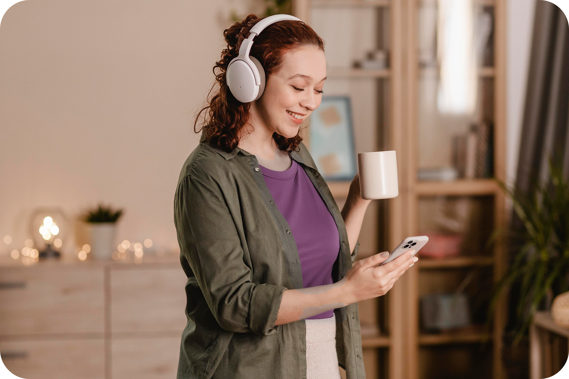 img-escutando-musica-com-celular-v2